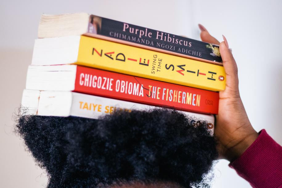 Image: Woman balancing books on her head