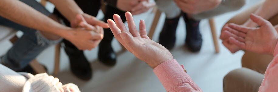 Photo Hands of People Sitting in Circle